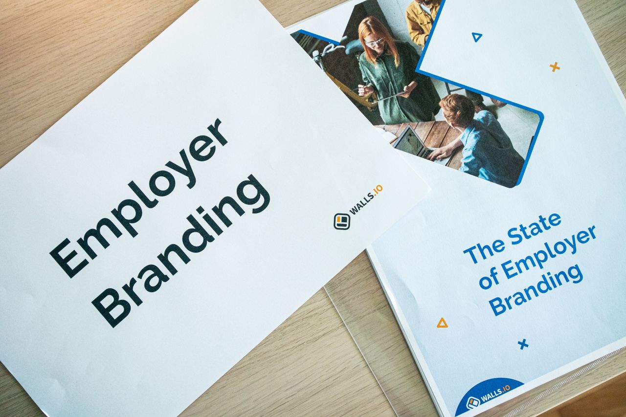 services-02 Flat lay of employer branding materials on an office table, showcasing marketing and design.